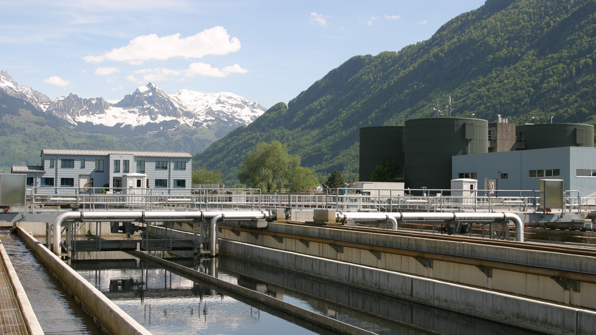 Comment fonctionne un décanteur dans le traitement des eaux usées ?