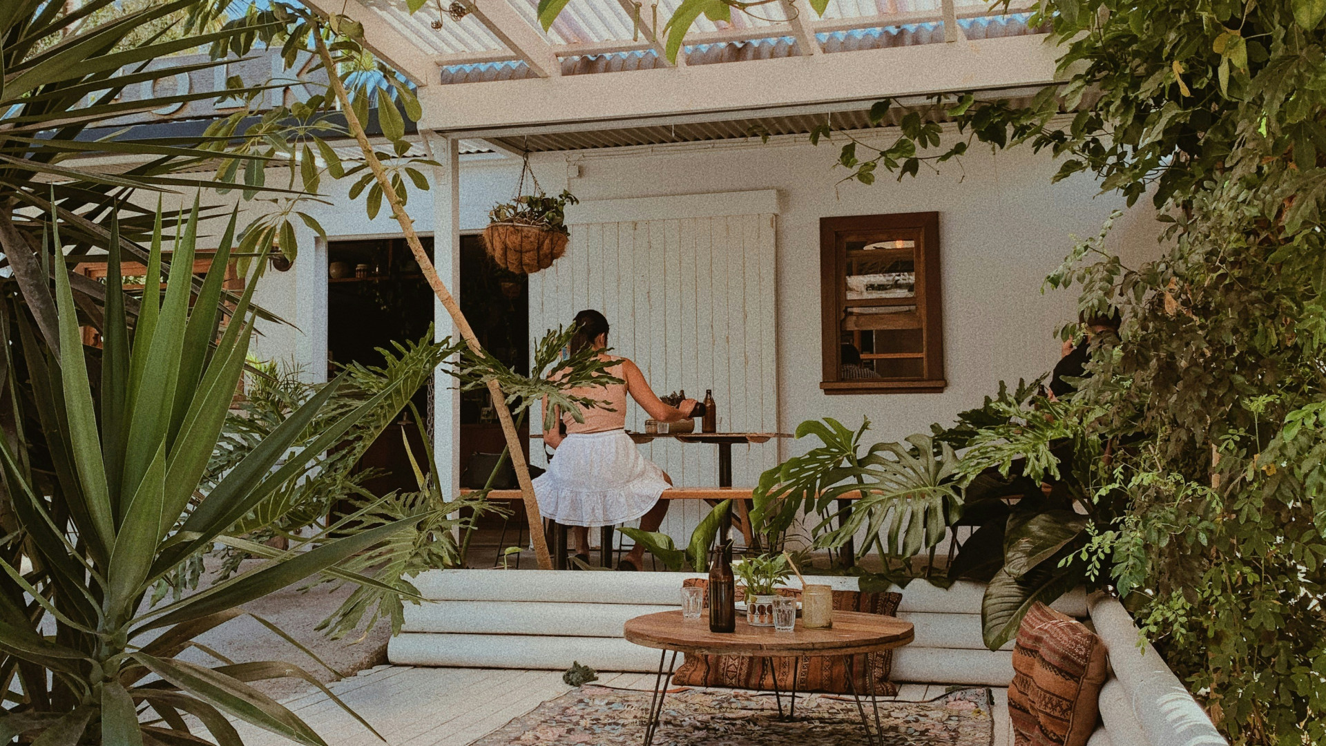 Oubliez la chaleur : découvrez comment le store banne peut rafraîchir votre terrasse !