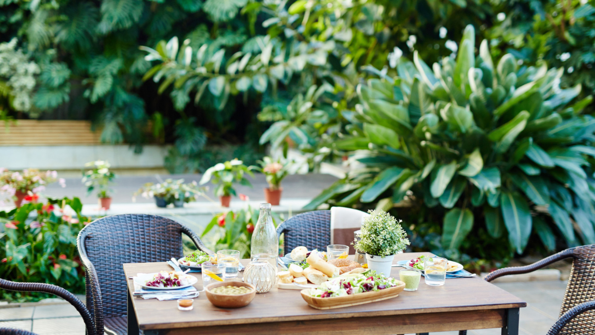 Trouver la table de jardin idéale : nos conseils pour un choix éclairé