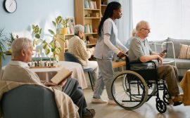 Comment soulager les aidants grâce à l’accueil de jour en EHPAD ?