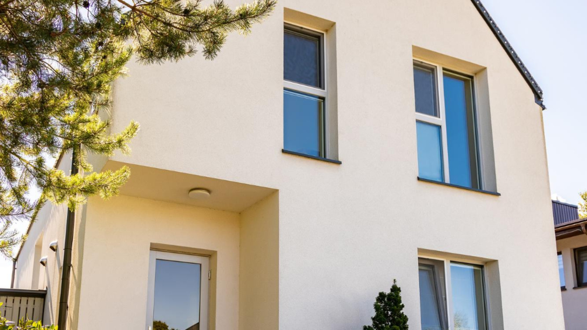Portes d’entrée et fenêtres : les piliers de la rénovation énergétique