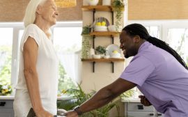 Aide à domicile et seniors : comment préserver autonomie et sécurité à la maison ?