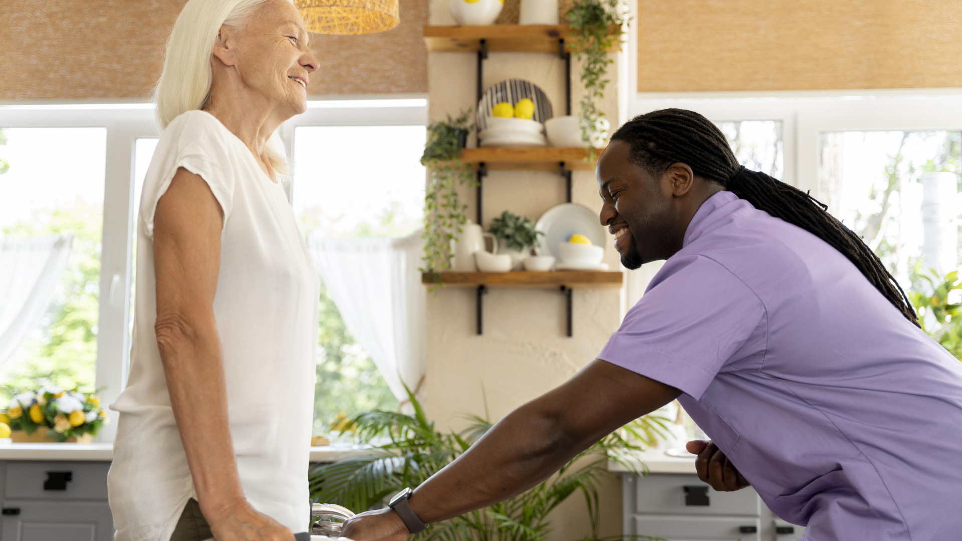 Aide à domicile et seniors : comment préserver autonomie et sécurité à la maison ?