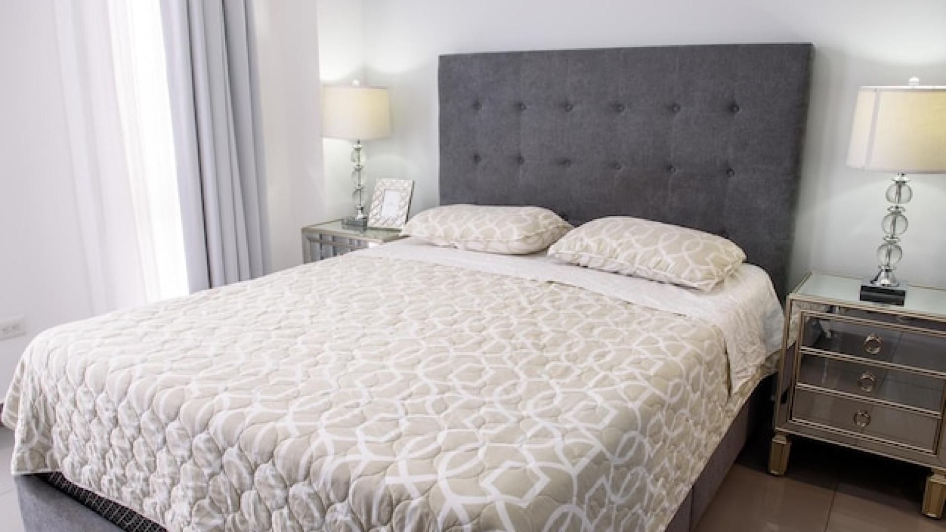 Tête de lit 160 : allier confort et design dans la chambre