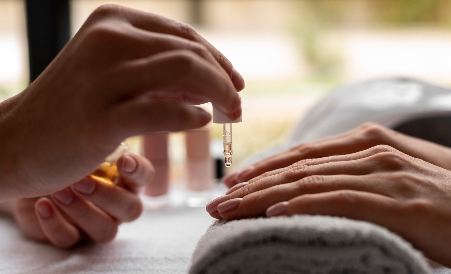 Soin de la main à l'aide d'huile pour les ongles